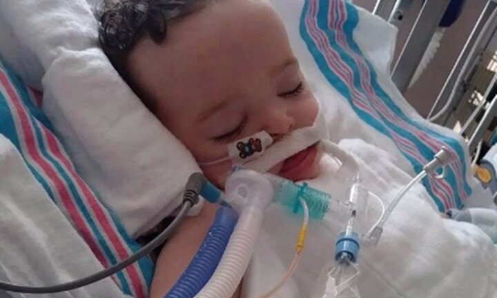 Bé 2 tuổi nhập viện khẩn cấp do nuốt nhầm viên thuốc tẩy quần áo