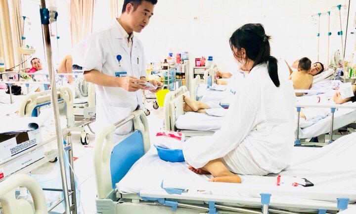 Cứu sống một phụ nữ bị cứa đứt cổ do sập giàn giáo
