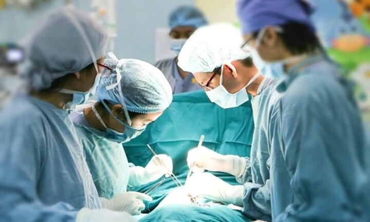 Nhảy từ ghế xuống đất, bé gái bị cây tre đâm thủng hậu môn