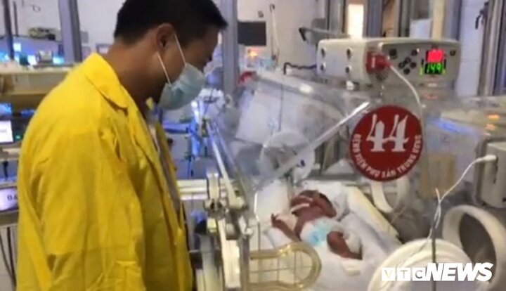 Bố ngắm nhìn con qua lồng kính sau ca mổ đặc biệt của người mẹ ung thư giai đoạn cuối