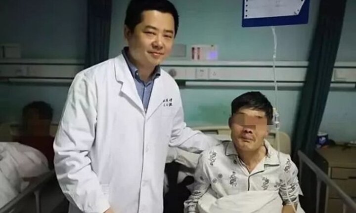 Người đàn ông say rượu 'nôn' ra khối u 10cm, sau đó cố nuốt trở lại