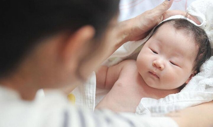 Bố mẹ lấy rượu hạ sốt cho con, bé trai 8 tháng tuổi chết não thương tâm