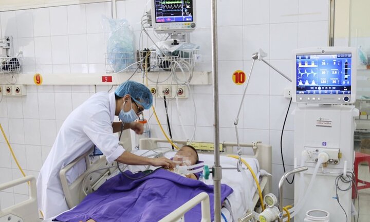 Phẫu thuật xuyên đêm cứu bé trai 4 tuổi bị cây gỗ đè đứt phế quản