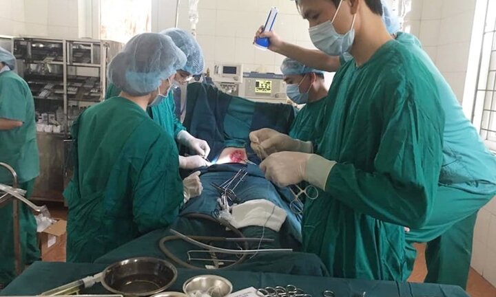 Đang phẫu thuật thì mất điện, bác sĩ phải dùng đèn pin cứu sống bệnh nhân