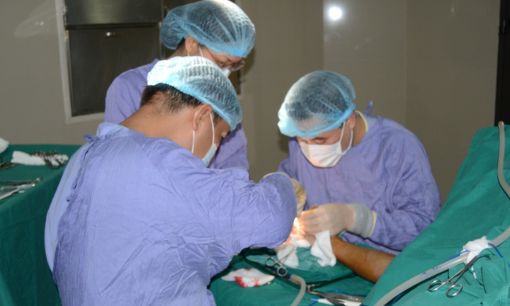Nam thanh niên bị máy làm mộc nghiền nát bàn tay