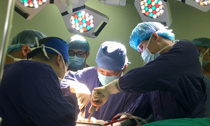 Mổ cùng lúc 5 vị trí cứu sống người đàn ông bị tai nạn gãy 'nửa người'