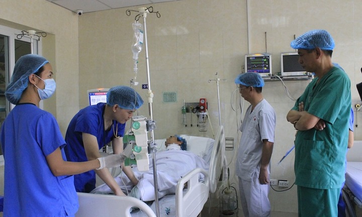 Cứu sống người đàn ông bị dao đâm xuyên cổ, đứt rời động mạch
