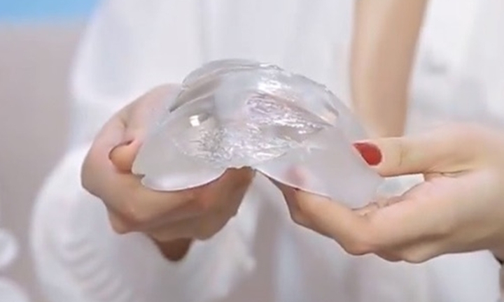 Thực hư việc túi ngực bị nổ do áp suất máy bay