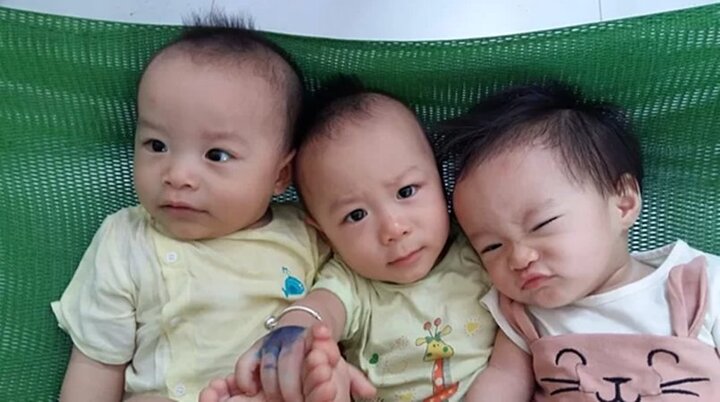 Sau 8 năm hiếm muộn, vợ chồng ôm nhau khóc khi đón cùng lúc 3 con
