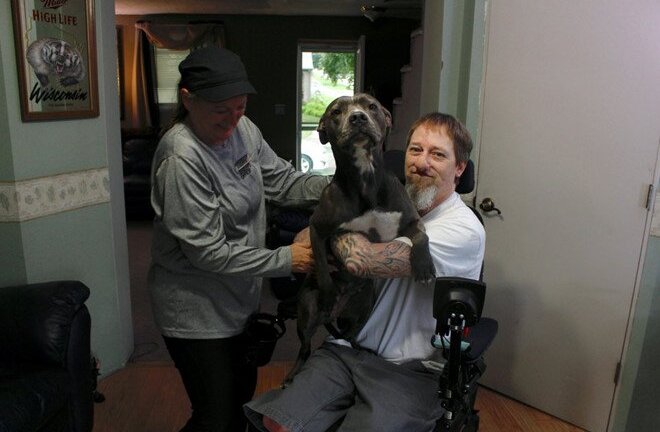 Người đàn ông Mỹ phải cắt tứ chi vì bệnh nghi lây từ chó cưng