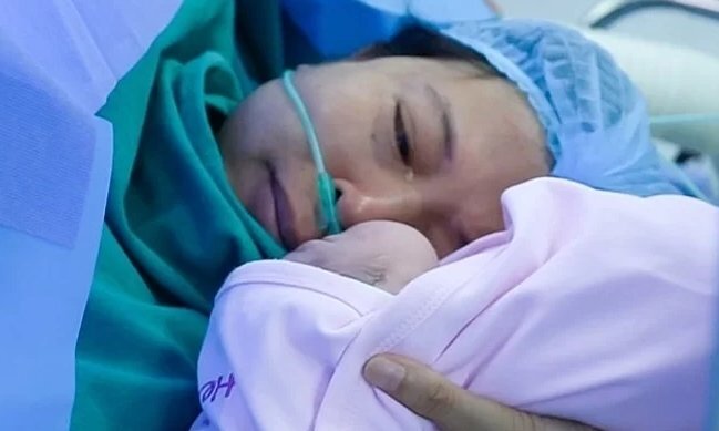 Người mẹ rơi nước mắt hạnh phúc ôm con đầu lòng sau 10 năm hiếm muộn