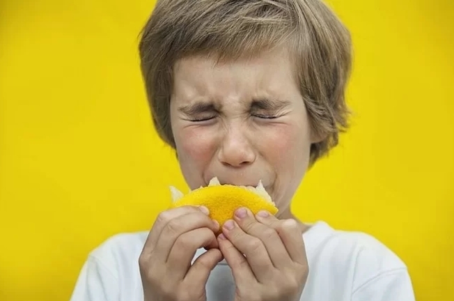 Tại sao khi ăn chua chúng ta lại nhăn mặt?