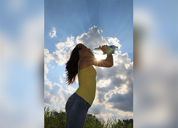 Có nên uống nước trước khi đánh răng vào buổi sáng?