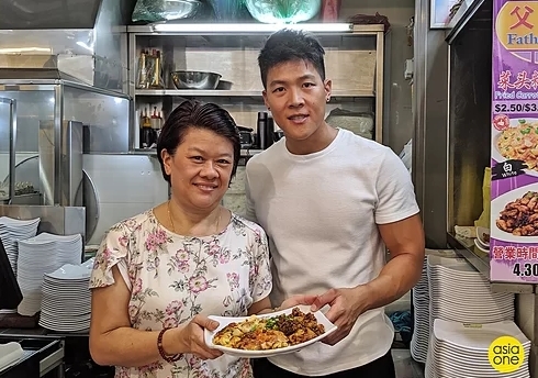 Chàng bán quầy ăn đường phố 'gây sốt' vì đẹp trai
