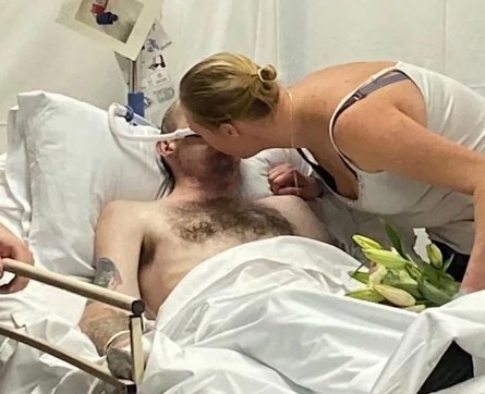 Xúc động lễ cưới trong bệnh viện của người đàn ông ung thư giai đoạn cuối