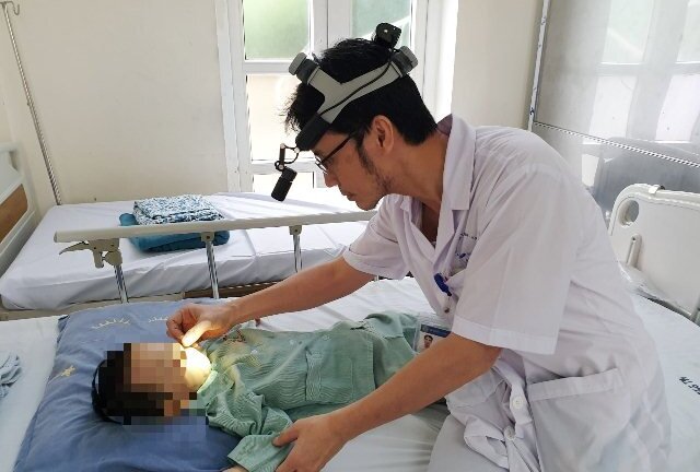 Mẹ nhỏ nhầm axit vào mũi khiến bé trai 2 tuổi bỏng nặng