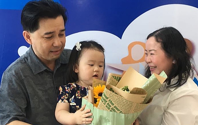 Vợ chồng Việt kiều vỡ òa hạnh phúc sau 10 năm chữa vô sinh