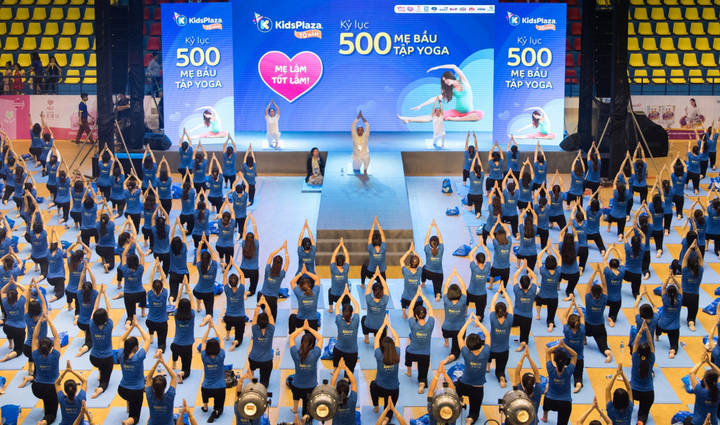 500 mẹ bầu cùng nhau tập Yoga xác lập kỷ lục Việt Nam