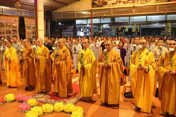 Tăng ni, Phật tử Nghệ An cầu nguyện cho 39 nạn nhân qua đời ở Anh