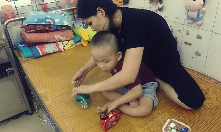 Cậu bé 4 tuổi chịu châm cứu mỗi ngày để biết đi, để đi học