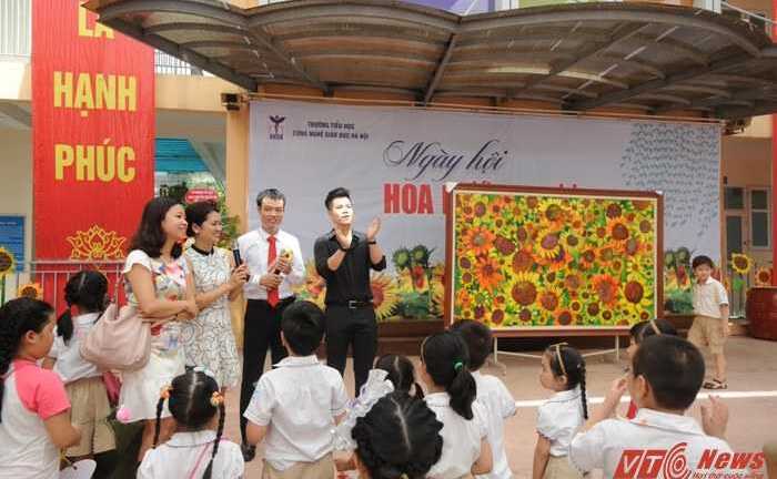 Ca sĩ Đinh Mạnh Ninh giúp học sinh tiểu học bán đấu giá tranh từ thiện