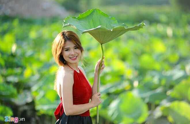 Thiếu nữ Hà thành đội nắng tạo dáng bên sen đầu mùa