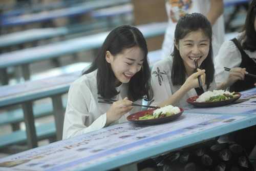 'Hot girl báo thức' kiếm bội tiền mỗi tháng