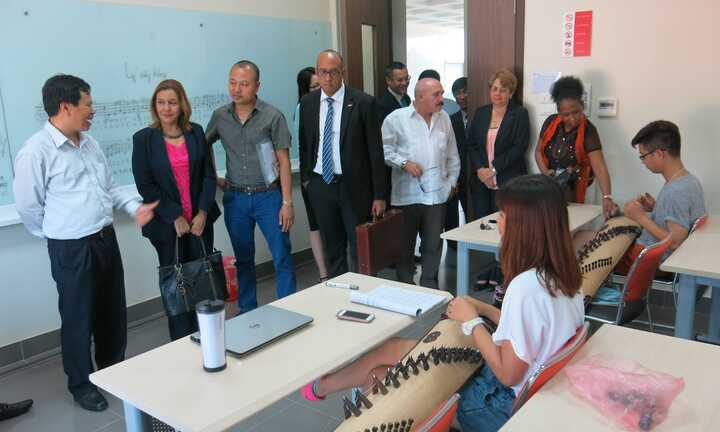 Bộ trưởng Khoa học Cu Ba thích thú nghe sinh viên Việt đánh đàn tranh