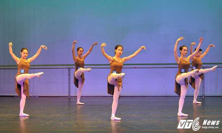 Nữ sinh trường CĐ Múa gợi cảm biểu diễn tốt nghiệp