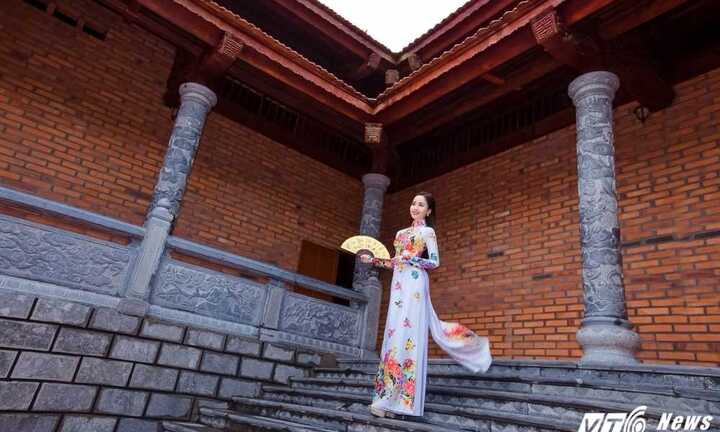 Hoa khôi sinh viên Cần Thơ khoe vẻ đẹp thuần khiết trong Thiền viện Trúc Lâm