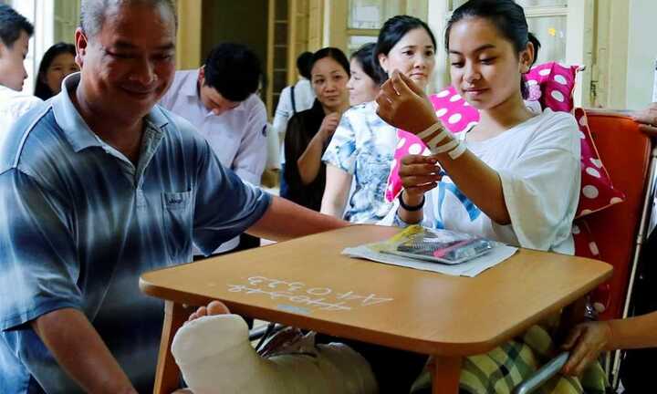 Nữ sinh đi thi bằng xe cứu thương đỗ lớp 10 THPT Trần Phú