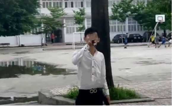 Nam sinh ĐH Điện lực bị tạt nước khi tỏ tình ở sân ký túc xá