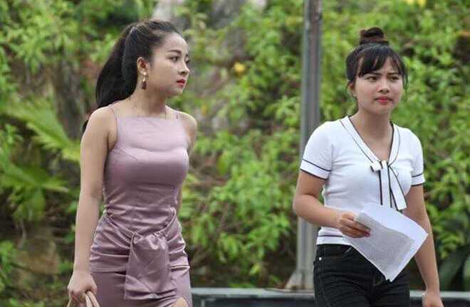 Nữ sinh mặc váy gợi cảm đến trường thi ở Nghệ An gây tranh cãi