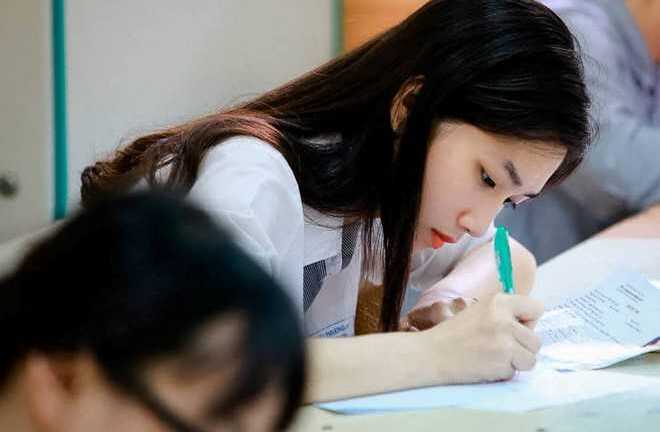 Những nữ sinh xinh đẹp trong ngày thi đầu tiên
