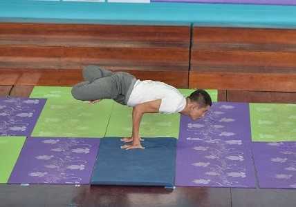 Chàng trai liệt nửa người khỏi bệnh nhờ Yoga