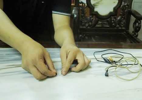 Phát hiện thí sinh cài thiết bị thu phát quanh người