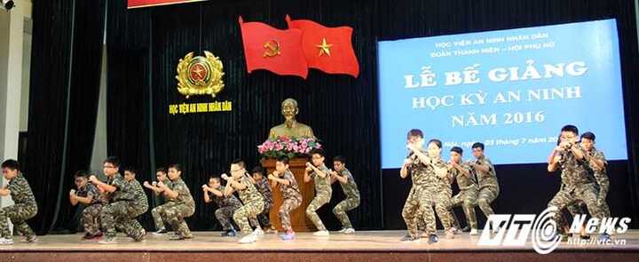 Xem 'chiến sĩ nhí' biểu diễn võ thuật, nhảy dân vũ trong Học kỳ An ninh 2016