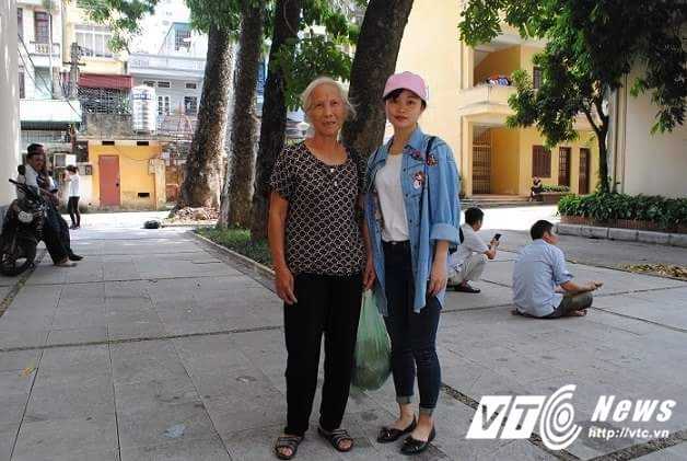 Cụ bà 70 tuổi vượt gần 100km đưa cháu dự thi năng khiếu báo chí