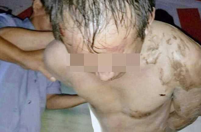 Phụ huynh vây đánh, lột trần thầy giáo giữa đám đông