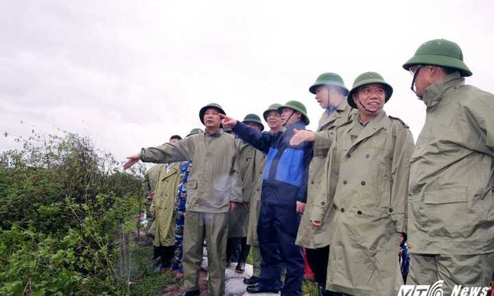 Phó Thủ tướng kiểm tra tuyến đê trọng yếu trước giờ bão số 3 đổ bộ