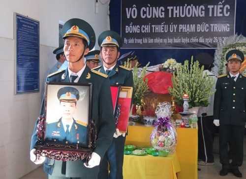 Rơi máy bay ở Phú Yên: Nghẹn ngào tiễn đưa phi công Phạm Đức Trung