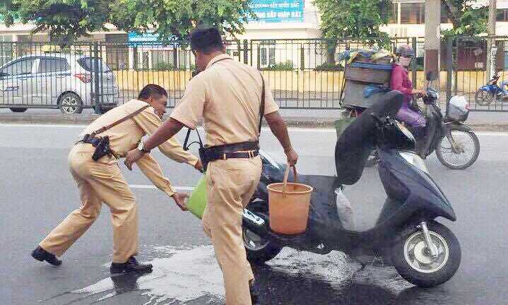 CSGT Hà Nội lao vào dập lửa cứu xe máy bốc cháy giữa đường