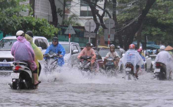 Bão số 4 tiến sát đất liền, đường phố Đà Nẵng biến thành sông
