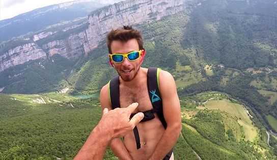 Chàng trai 27 tuổi khỏa thân nhảy từ độ cao 1.000 m mừng sinh nhật