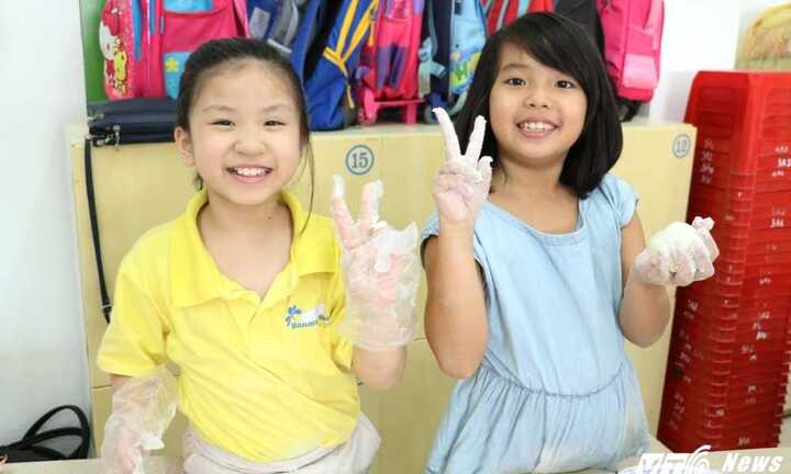 Học sinh Hà thành làm bánh Trung thu tặng người già neo đơn