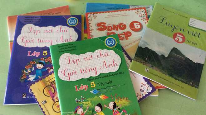 Cha mẹ phải 'chạy' ăn từng bữa, Sở GD-ĐT vẫn ép mua sách tham khảo
