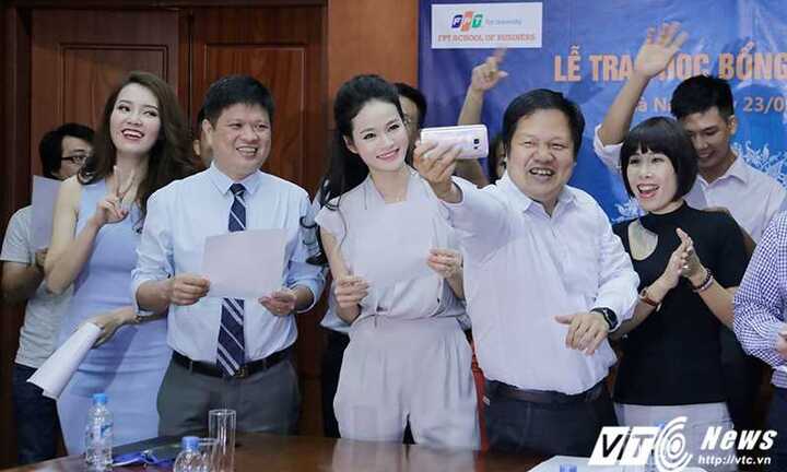 Á hậu Thụy Vân, MC Thu Hương chụp ảnh 'tự sướng' nhận học bổng thạc sỹ