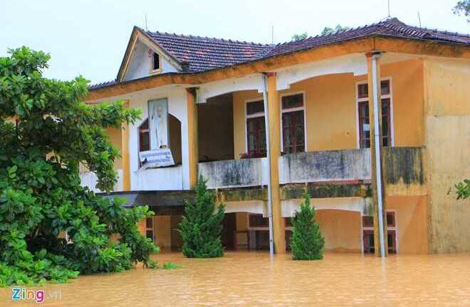 Ảnh: Trường học Hà Tĩnh chìm trong nước lũ, gần 60.000 học sinh không thể đến trường