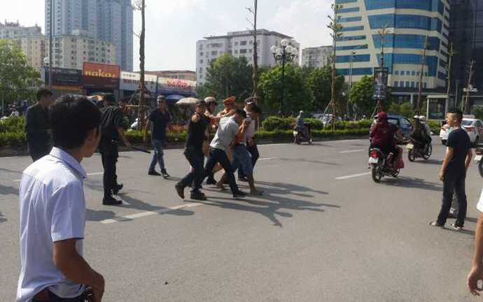 Gặp cảnh sát 141, nam thanh niên vứt xe máy bỏ chạy thục mạng