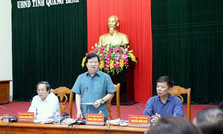 Mưa lũ lịch sử ở miền Trung: Cứu được 4 thuyền viên bị mắc kẹt